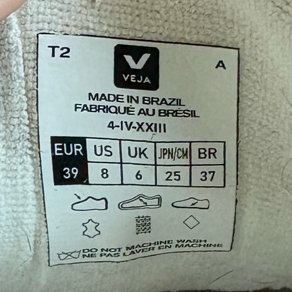 Veja Sneakers - Picture 3 of 3